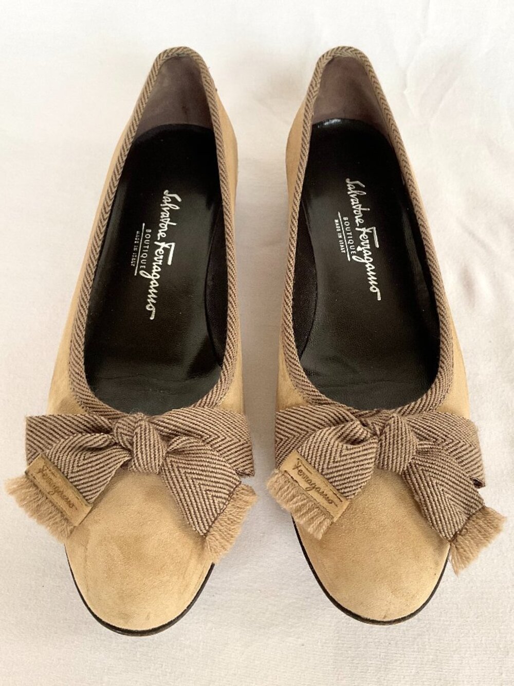 Salvatore Ferragamo Tan Suede Flats with Bow – US 9 AAAA Super Narrow